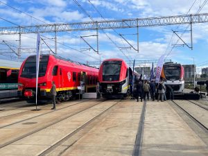 Jednotka Stadler Flirt pro Trenitalia,  jednotka Elf od Pesy pro Lodž a Newag Impuls. Foto: Jan Sůra / Zdopravy.cz