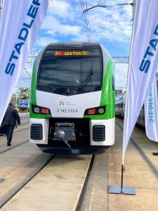 Stadler do Gdaňsku přivezl jednotku Stadler FLIRT, která je tisící jednotkou vyrobenou v jeho polském závodě. Foto: Jan Sůra / Zdopravy.cz