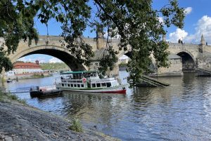 Karlův most a lodní doprava v Praze. Autor: Zdopravy.cz/Jan Šindelář