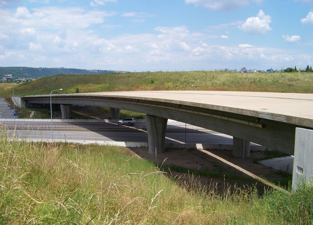 Slepý most nad Pražským okruhem u Komořan. Foto: By ŠJů, Wikimedia Commons, CC BY 4.0