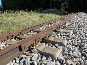 Trať J. Hradec - Obrataň je místy nově podbitá a má betonové pražce. Autor: Zdopravy.cz/Jan Šindelář