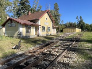 V Lovětíně mají úzkokolejky důležité (hlavně kryté) zázemí. Autor: Zdopravy.cz/Jan Šindelář