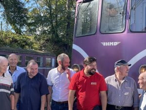 Zleva Jan Šatava (v modrém), starosta JH Michal Kozár (v bílém) a Albert Fikáček (červený). Autor: Zdopravy.cz/Jan Šindelář