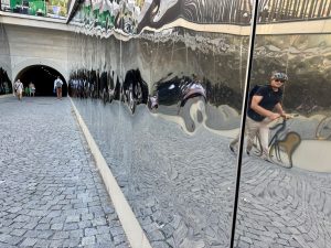 Zdrcadlové výtvarné dílo na žižkovské straně pěšího tunelu pod Vítkovem. Foto: Praha 3