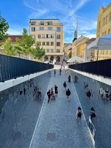 Zdrcadlové výtvarné dílo na žižkovské straně pěšího tunelu pod Vítkovem. Foto: Praha 3
