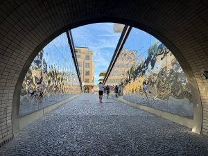 Zdrcadlové výtvarné dílo na žižkovské straně pěšího tunelu pod Vítkovem. Foto: Praha 3