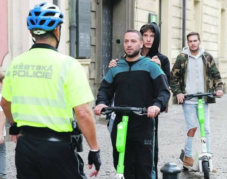 Strážníci dohlížejí na zákaz koloběžek v Nerudově ulici v Praze. Foto: MČ Praha 1