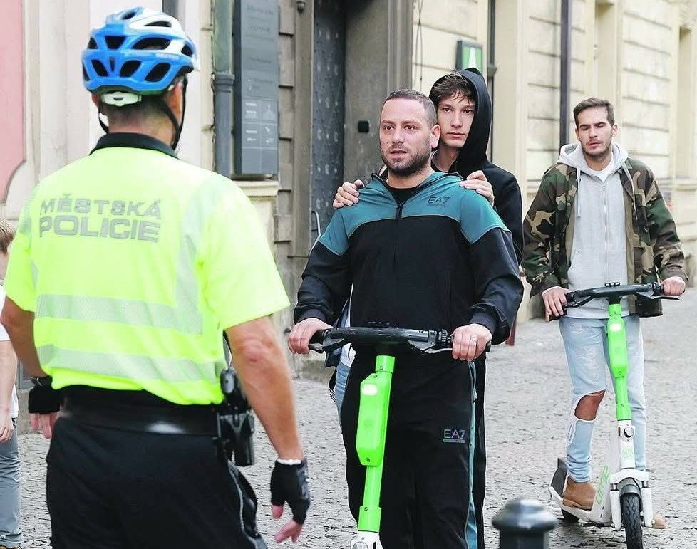 Strážníci dohlížejí na zákaz koloběžek v Nerudově ulici v Praze. Foto: MČ Praha 1
