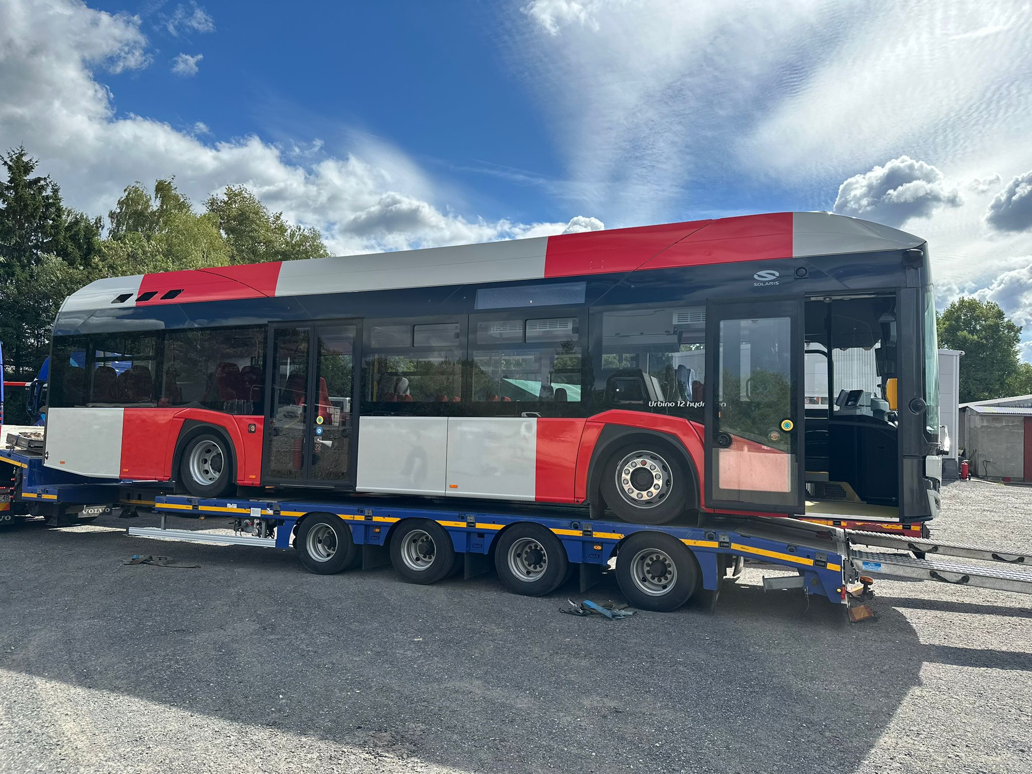 První vodíkový autobus Solaris Urbino 12 Hydrogen dorazil dopravci do Mníšku pod Brdy. Foto: Martin Uher