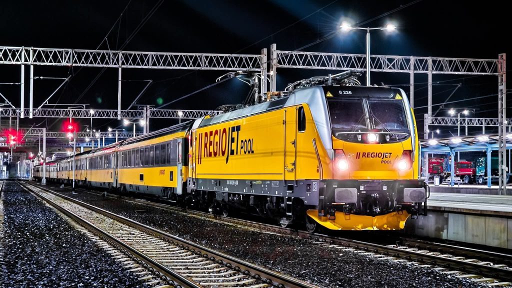 Lokomotiva Alstom Traxx Universal v barvách RegioJetu. Foto: RegioJet