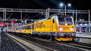 Lokomotiva Alstom Traxx Universal v barvách RegioJetu. Foto: RegioJet