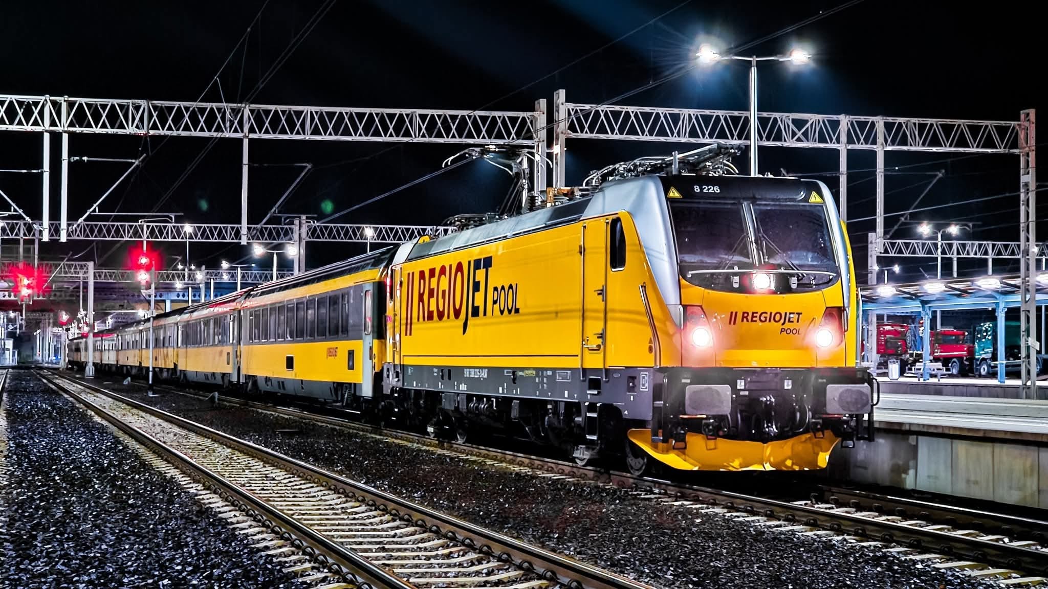 Lokomotiva Alstom Traxx Universal v barvách RegioJetu. Foto: RegioJet