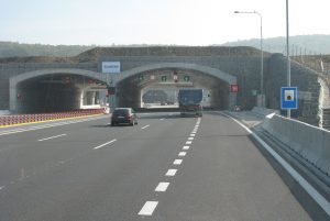 Slepý komořanský most leží mezi tunelem Šabatka a portálem Komořanského tunelu. Foto: Juan de Vojníkov, CC BY-SA 3.0, via Wikimedia Commons