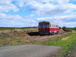 Motorák KŽC Doprava na trati Hněvčeves - Smiřice. Pramen: KŽC Doprava