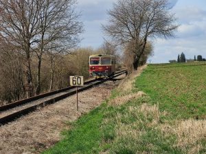 Motorák KŽC Doprava na trati Hněvčeves - Smiřice. Pramen: KŽC Doprava