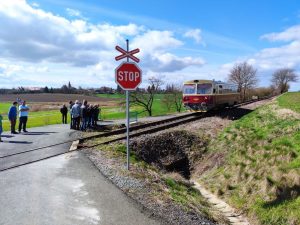 Motorák KŽC Doprava na trati Hněvčeves - Smiřice. Pramen: KŽC Doprava