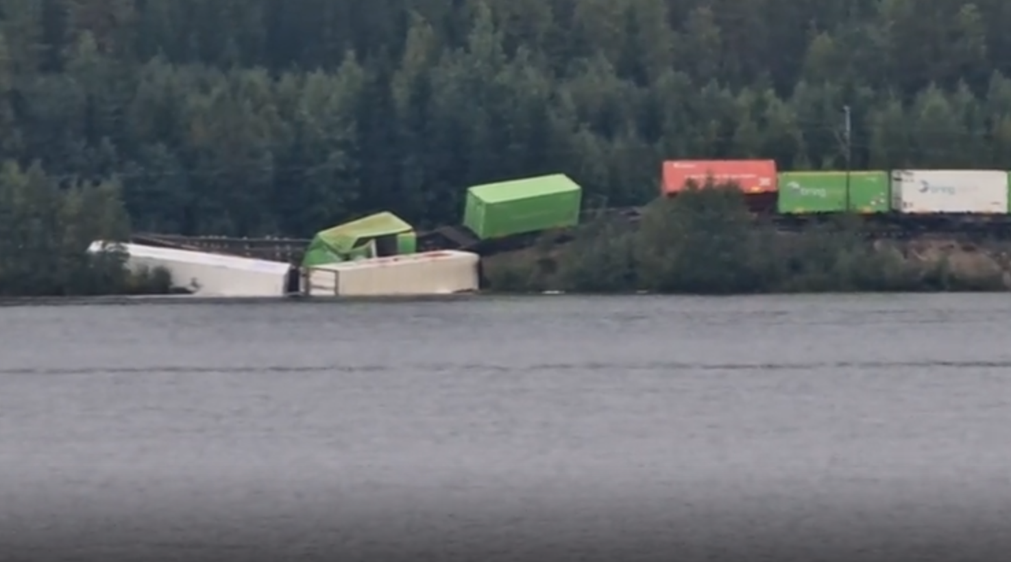 Vykolejení a sesuvy půdy paralyzovaly švédskou železnici. Foto: STV