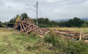 Vykolejení a sesuvy půdy paralyzovaly švédskou železnici. Foto: STV