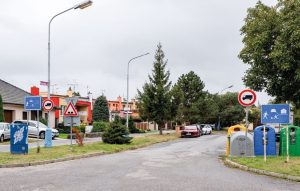 Příklady vizuálního smogu dopravního značení z příručky pro obce. Zdroj: MMR