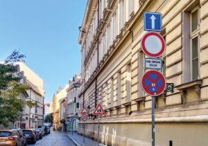Příklady vizuálního smogu dopravního značení z příručky pro obce. Zdroj: MMR