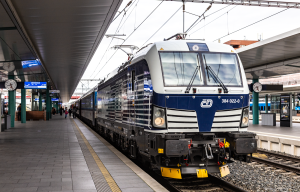 Siemens Vectron MS (384) v čele vlaku R 885 Slovácký expres. Foto: ČD