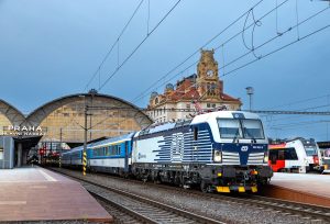 Siemens Vectron MS (384) v čele vlaku R 885 Slovácký expres. Foto: ČD