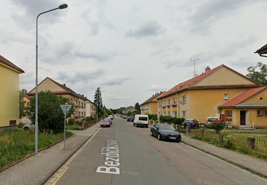 Parkování v Bezdíčkově ulici v Pardubicích. Foto: Google Street View