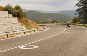 Nové značení pro vyšší bezpečnost motorkářů na Červenohorském sedle. Foto: Besip