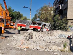 Havarovaný vůz bývalé pražské tramvaje T6A5 v Sofii. Foto: Trinmo.org