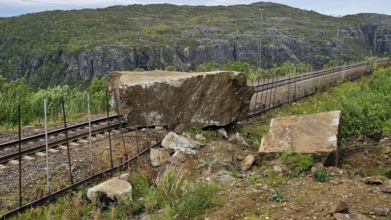 Sesunutý balvan na Ofotbanen. Foto: Bane Nor