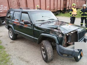 Jeep po srážce s vlečkou v Okružní ulici v Českých Budějovicích. Pramen: HZS Jihočeského kraje