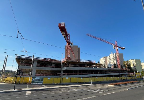 Stavba parkovacího domu na Dědině, stav v září 2025. Foto: Praha 6