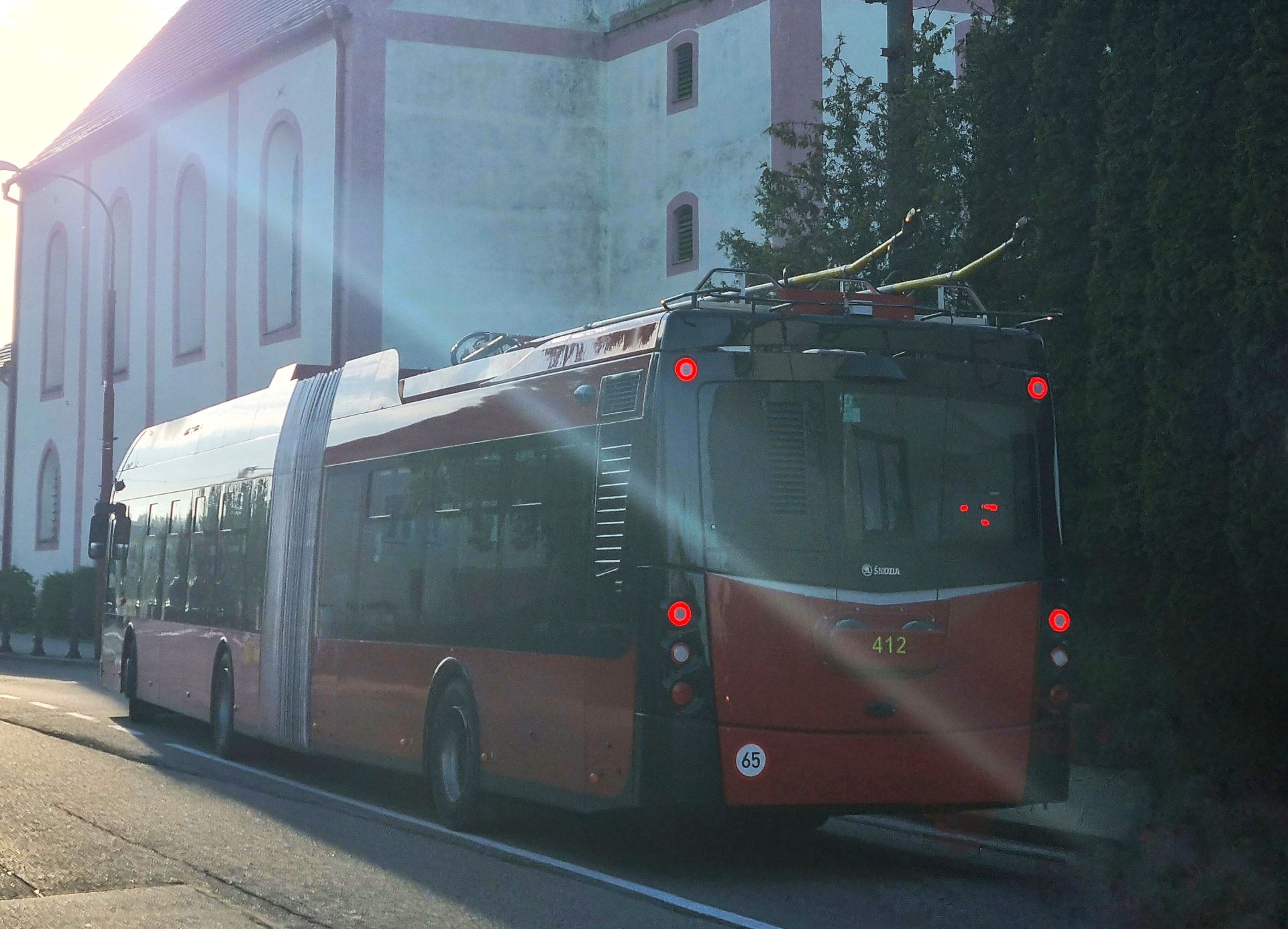 Trolejbus je k vidění u rudolfovského kostela po 57 letech (8. 9. 2025). Pramen: DPMCB