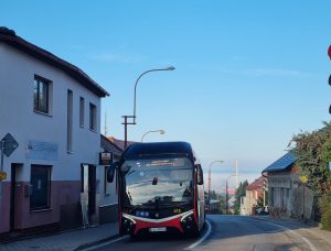 Trolejbus stoupá do rudolfovského kopce po 57 letech (8. 9. 2025). Pramen: DPMCB