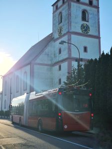 Trolejbus po 57 letech u konečné Rudolfov, Kostel. Pramen: DPMCB