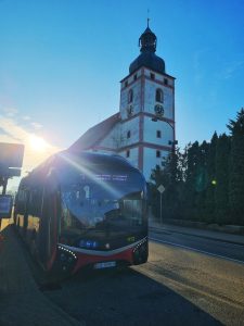 Trolejbus po 57 letech na konečné Rudolfov, Kostel. Pramen: DPMCB