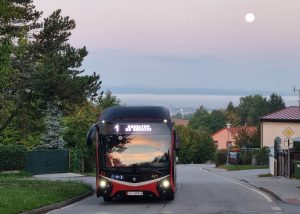 Parciální trolejbus stoupá na Rudolfov. Pramen: DPMCB