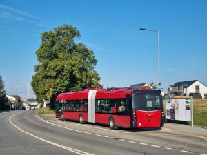 Trolejbus v zastáve Rudolfov, Rozcestí. Pramen: DPMCB