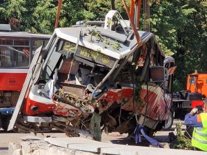 Havarovaný vůz bývalé pražské tramvaje T6A5 v Sofii. Foto: Trinmo.org