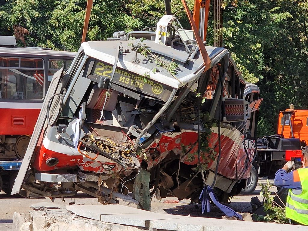 Havarovaný vůz bývalé pražské tramvaje T6A5 v Sofii. Foto: Trinmo.org