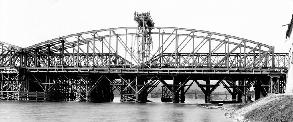 Výměna železničního mostu pod Vyšehradem v roce 1901. Zdroj: AHMP