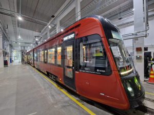 Tramvaj Škoda Transtech ArticX34 v depu ve finském Tampere. Foto: Zdopravy.cz / Jan Nevyhoštěný