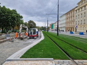 Zatravnění tramvajové trati na rekonstruované ulici U Výstaviště. Foto: Zdopravy.cz