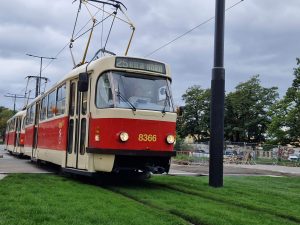 Zatravnění tramvajové trati na rekonstruované ulici U Výstaviště. Foto: Zdopravy.cz