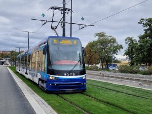 Zatravnění tramvajové trati na rekonstruované ulici U Výstaviště. Foto: Zdopravy.cz