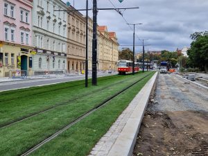 Zatravnění tramvajové trati na rekonstruované ulici U Výstaviště. Foto: Zdopravy.cz