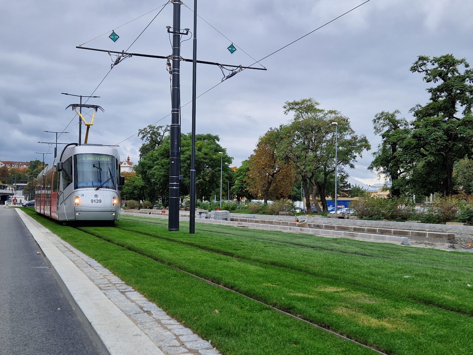 Zatravnění tramvajové trati na rekonstruované ulici U Výstaviště. Foto: Zdopravy.cz