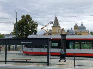Obnovení tramvajového provozu na rekonstruované ulici U Výstaviště s chybným označením zastávky. Foto: Zdopravy.cz