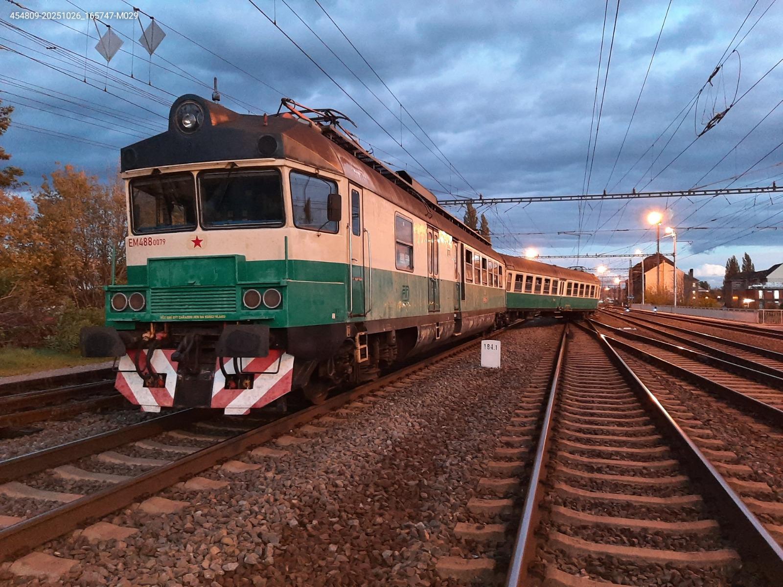 Vykolejená jednotka EM 488.0079/80 v Přerově. Foto: Hasiči SŽ