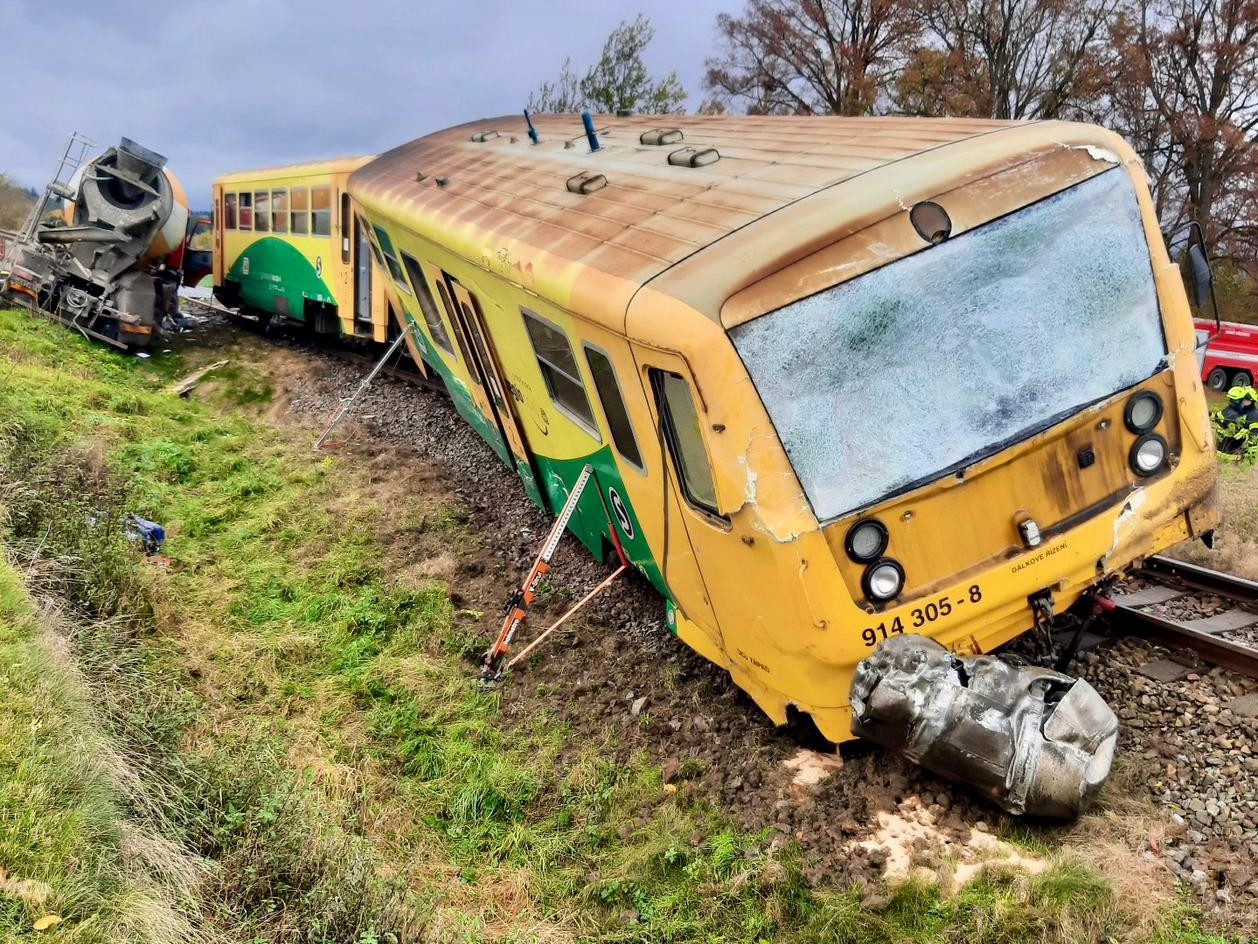 Mimořádnost na přejezdu v Hudčicích. Foto: Hasiči SŽ